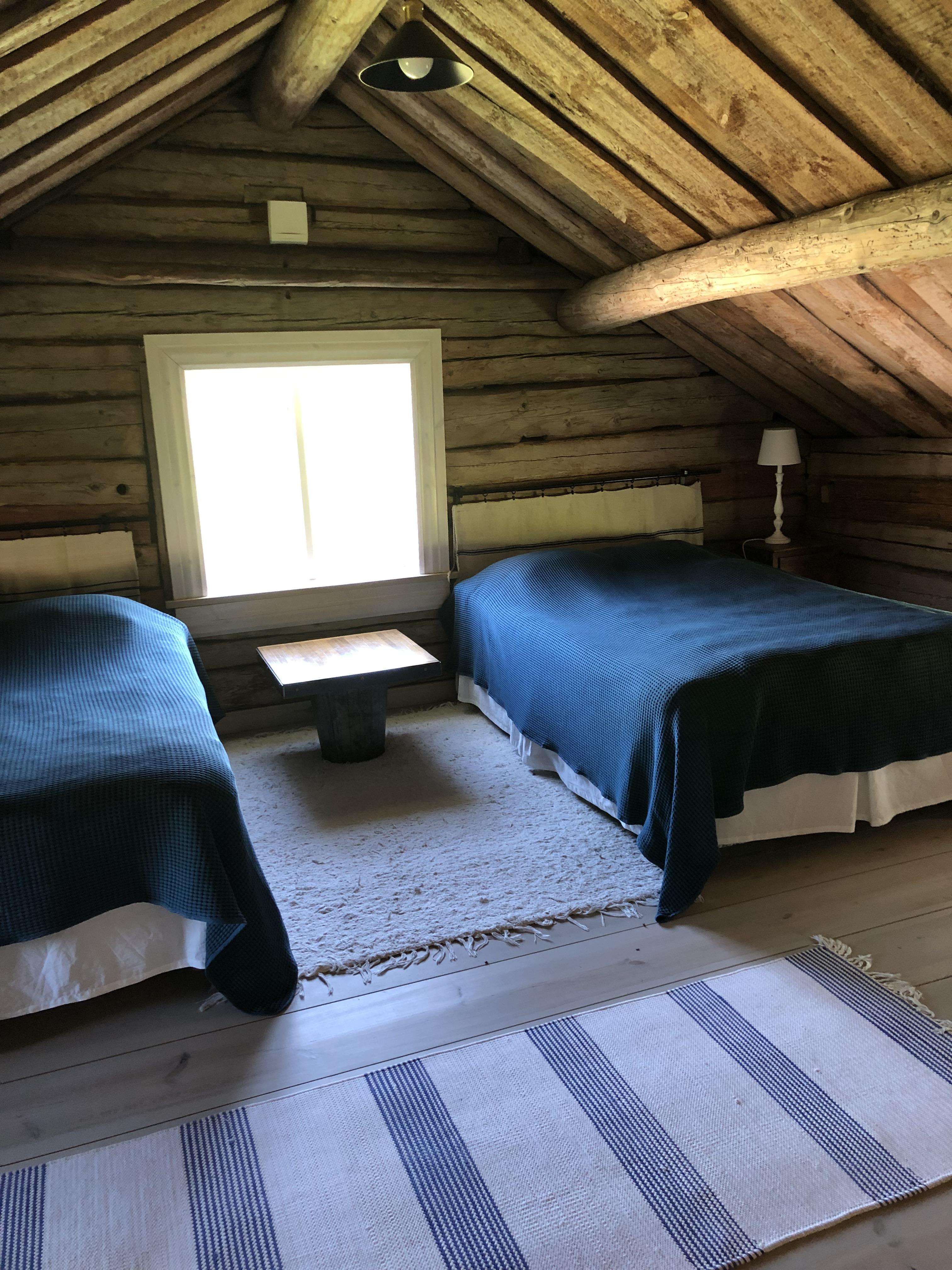 Bagarstugans största sovrum med två queen size beds