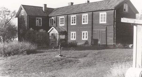 Granngråden Ol Ers Svartbäck By byggt på 1700-talet i trekant. Knuttimrat med tre långa skorstenar.